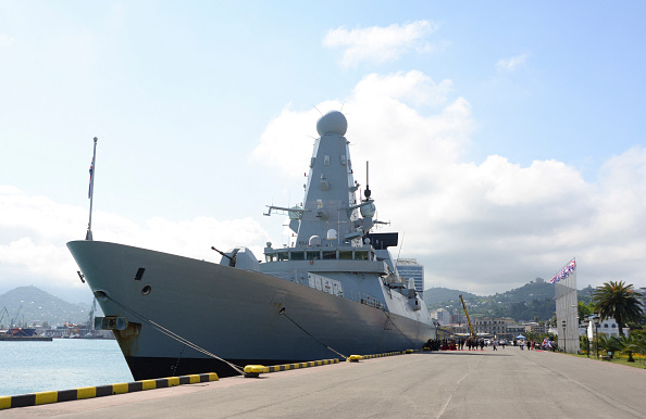-Le destroyer de la Royal Navy britannique HMS Defender arrive dans le port de Batoumi sur la mer Noire le 26 juin 2021. Photo de Seyran BAROYAN / AFP via Getty Images.