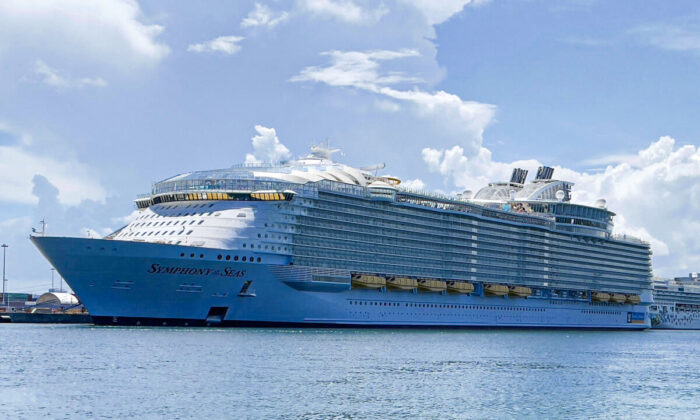 Le navire de croisière de la Royal Caribbean, Symphony of the Seas, amarré dans le port de Miami le 1er août 2021. (Daniel Slim/AFP via Getty Images)