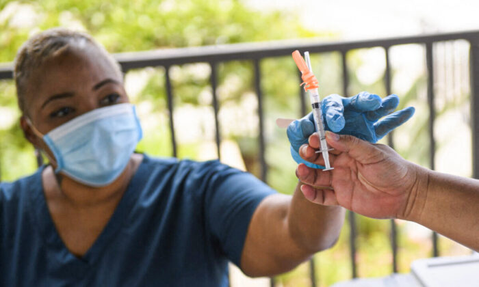 Une infirmière reçoit une dose du vaccin Pfizer Covid-19 avant de l'administrer à un étudiant lors d'une clinique de vaccination mobile sur le campus de la California State University Long Beach, en Californie, le 11 août 2021. (Patrick T. Fallon/AFP via Getty Images)