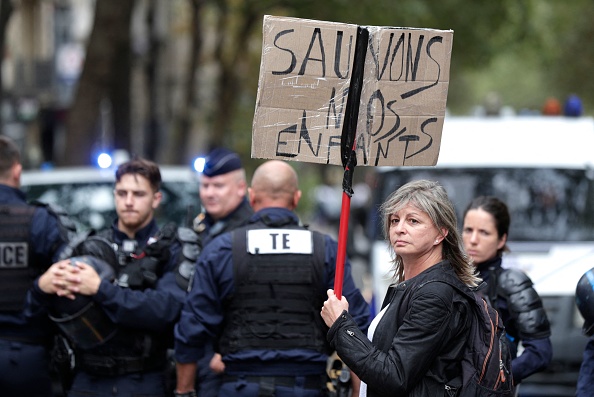 Manifestation contre les mesures sanitaires prises par le gouvernement à Paris le 21 août 2021. (Photo : GEOFFROY VAN DER HASSELT/AFP via Getty Images)