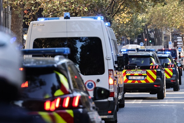 Des gendarmes  escortent un convoi qui transporte Salah Abdeslam, le principal suspect des attentats de Paris du 13 novembre 2015, de la prison de Fleury-Mérogis, dans la banlieue sud de Paris, au Palais de justice de Paris, le 8 septembre 2021. (Photo :  THOMAS COEX/AFP via Getty Images)
