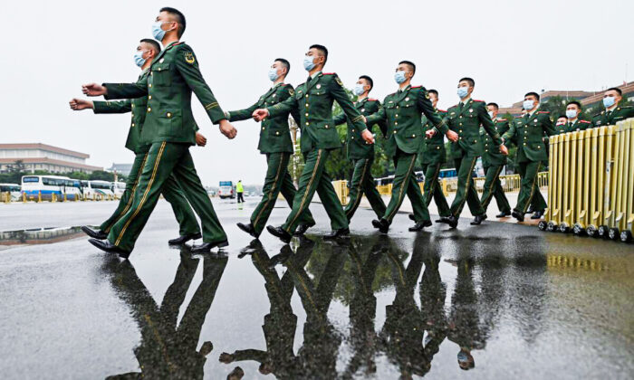 Délégation militaire défilant devant le Grand Hall du peuple à Pékin, le 9 octobre 2021. (Noel Celis/AFP via Getty Images)
