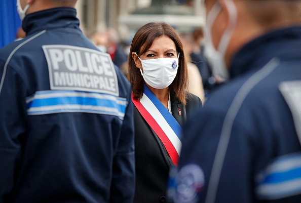 Anne Hidalgo remet un diplôme à des policiers lors de la cérémonie de présentation officielle de la première promotion de la police municipale de Paris devant l'Hôtel de Ville de Paris, le 18 octobre 2021.   (THOMAS SAMSON/AFP via Getty Images)