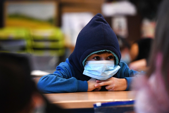 Dans les écoles, le port du masque sera désormais obligatoire dès l'âge de 6 ans.
(Photo INA FASSBENDER/AFP via Getty Images)
