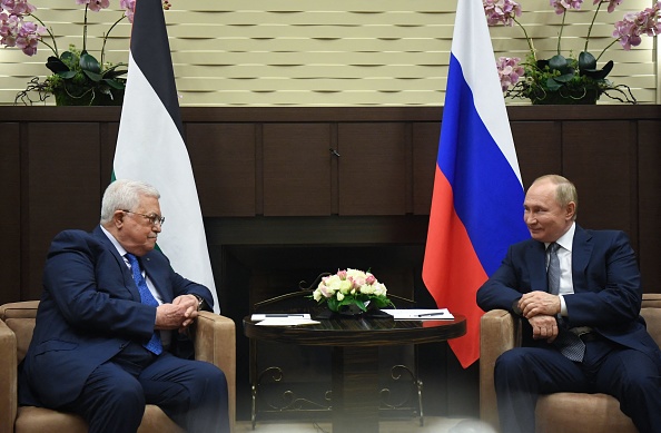 Le président russe Vladimir Poutine rencontre le président palestinien Mahmoud Abbas à Sotchi le 23 novembre 2021. Photo par Yevgeny BIYATOV / POOL / AFP via Getty Images.