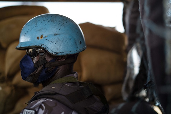 Un Casque bleu de la MINUSMA monte la garde depuis un mirador à Ménaka, au Mali, le 22 octobre 2021. (Photo : FLORENT VERGNES/AFP via Getty Images)