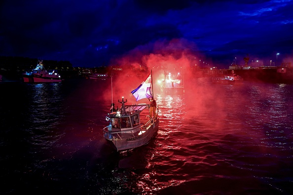 Les pêcheurs du nord de la France non satisfait du nombre de licences accordées par Londres décident de reprendre leurs actions de blocage des ports. Photo de Sameer Al-DOUMY / AFP via Getty Images.