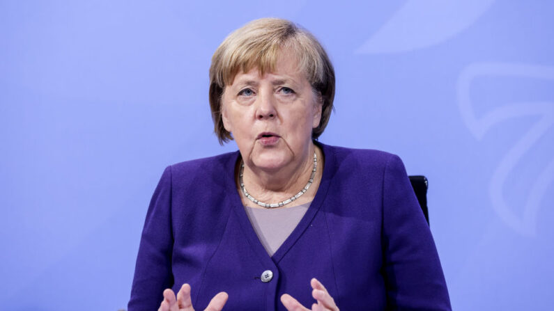  La chancelière allemande Angela Merkel assiste à une conférence de presse après une vidéoconférence avec les Premiers ministres des États allemands sur la situation actuelle du coronavirus, à la Chancellerie le 2 décembre 2021 à Berlin, en Allemagne.(Photo Filip Singer - Pool/Getty Images)