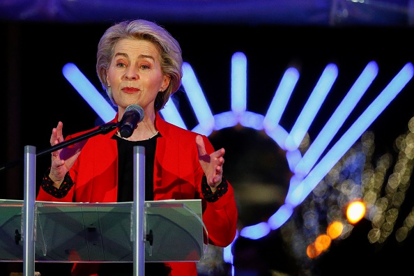 -La présidente de la Commission européenne Ursula von der Leyen, dit que la réponse européenne en cas de nouvelle agression doit être discutée le 13 décembre. Photo de JOHANNA GERON/POOL/AFP via Getty Images.
