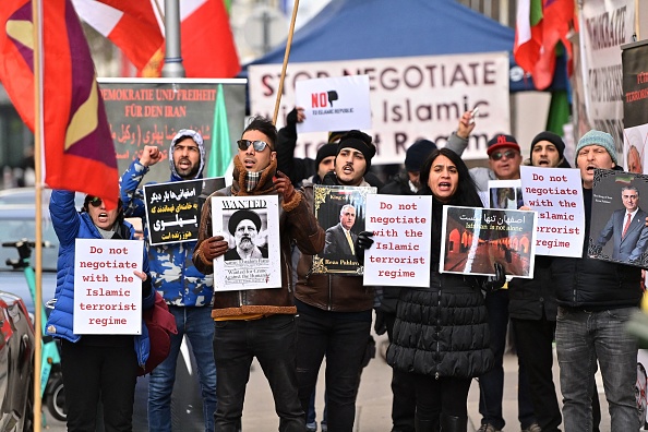 -Des exilés iraniens et des partisans de la monarchie crient des slogans lors d'une manifestation près du palais de Cobourg lors d'une réunion à Vienne le 3 décembre 2021. Des diplomates européens ont exprimé " leur déception et leur inquiétude " face au résultat de cinq jours de négociations internationales. Photo de JOE KLAMAR / AFP via Getty Images.