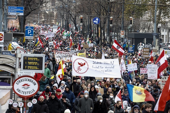 Des milliers de manifestants manifestent contre les mesures sanitaires drastiques prises par le gouvernement, à Vienne, le 4 décembre 2021. (Photo : FLORIAN WIESER/APA/AFP via Getty Images)