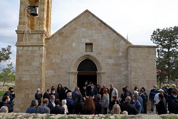 -Le patriarche maronite du Liban Bechara al-Rahi s'entretient avec des Chypriotes maronites après une messe dans la petite église d'Agia Marina dans le village maronite du même nom. Photo de Christina ASSI / AFP via Getty Images.