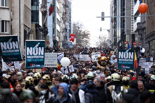 Manifestation contre les mesures sanitaires du gouvernement, à Bruxelles, le 5 décembre 2021.  (Photo : KENZO TRIBOUILLARD/AFP via Getty Images)