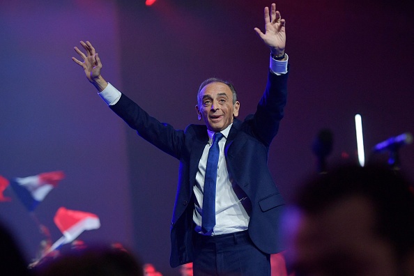 Candidat à la présidentielle, Eric Zemmour, salue ses partisans lors de son meeting de campagne à Villepinte, près de Paris, le 5 décembre 2021. (Photo : JULIEN DE ROSA/AFP via Getty Images)