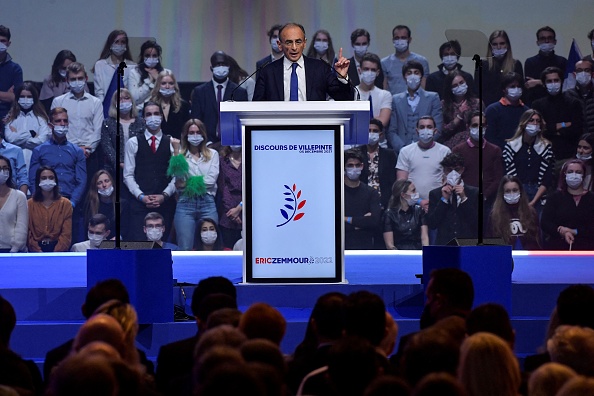 Le candidat à la présidentielle de 2022, Eric Zemmour, prononce un discours lors de son meeting de campagne à Villepinte, près de Paris, le 5 décembre 2021. (JULIEN DE ROSA/AFP via Getty Images)