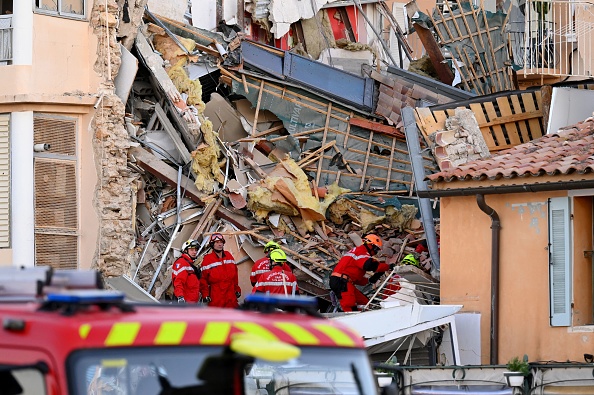 Les pompiers poursuivent les recherches dans les décombres les habitants disparus après l'effondrement d'un immeuble à Sanary-sur-Mer, le 7 décembre 2021. (Photo : NICOLAS TUCAT/AFP via Getty Images)
