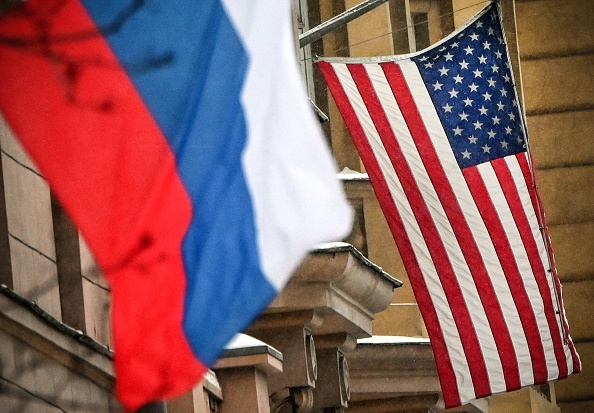 Les  drapeaux russe et américain flottent près de l'ambassade des États-Unis à Moscou.. Le président russe Vladimir Poutine et le président américain Joe Biden auront un entretien téléphonique  le 30 décembre 2021 pour faire face aux tensions militaires concernant l'Ukraine. (Photo : ALEXANDER NEMENOV/AFP via Getty Images)