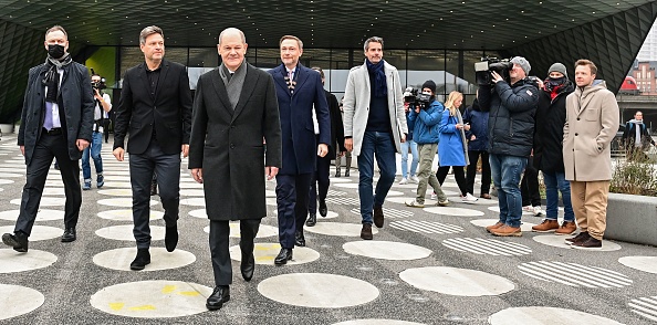 Le chancelier allemand désigné Olaf Scholz quittent le Futurium après une cérémonie de signature à Berlin le 7 décembre 2021. Photo de Tobias SCHWARZ / AFP via Getty Images.