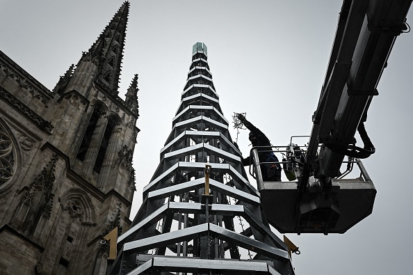 L'installation du sapin de verre et d'acier sur la place Pey-Berland à Bordeaux le 7 décembre 2021. (PHILIPPE LOPEZ/AFP via Getty Images)