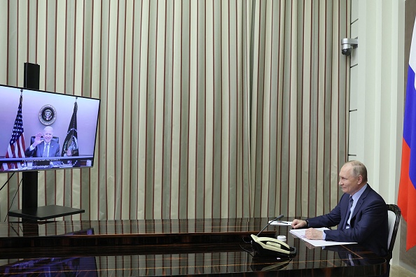 Le président russe Vladimir Poutine assiste à une réunion avec le président américain Joe Biden via un appel vidéo le 7 décembre 2021. Photo de Mikhail METZEL / SPUTNIK / AFP via Getty Images.