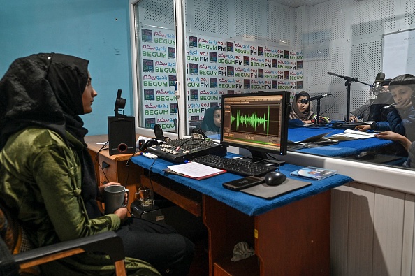 -Des étudiants assistent à un cours à l'antenne de Radio Bégum à Kaboul le 28 novembre 2021. Photo Hector RETAMAL / AFP via Getty Images.