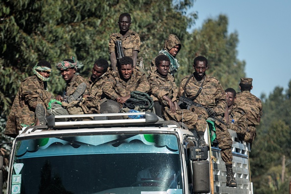 Des soldats des Forces de défense nationale éthiopiennes dans un camion à Gashena, en Éthiopie, le 6 décembre 2021. Photo de Solan Kolli / AFP via Getty Images.