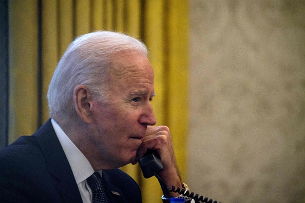 -Le président américain Joe Biden s'entretient au téléphone avec son homologue ukrainien Volodymyr Zelensky dans le bureau ovale de la Maison Blanche à Washington, DC, le 9 décembre 2021. Photo par Nicholas Kamm / AFP via Getty Images.