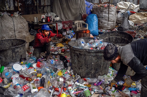 -Des réfugiés afghans ramassent des déchets dans une décharge le 18 novembre 2021 à Istanbul. Photo Bulent KILIC / AFP via Getty Images.