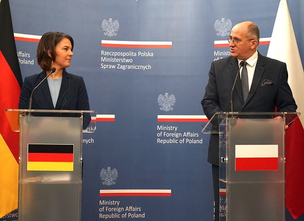 La ministre allemande des Affaires étrangères Annalena Baerbock (à gauche) et son homologue polonais Zbigniew Rau se regardent lors d'une conférence de presse conjointe à Varsovie, le 10 décembre 2021.(Photo : JANEK SKARZYNSKI/AFP via Getty Images)