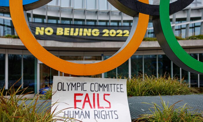 Un panneau « Le comité olympique ne respecte pas les droits de l'homme » placé à l'entrée du siège du Comité international olympique (CIO) lors d'une manifestation de militants tibétains de l'association Students for a Free Tibet, à Lausanne, en Suisse, le 11 décembre 2021. (Valentin Flauraud/AFP via Getty Images)