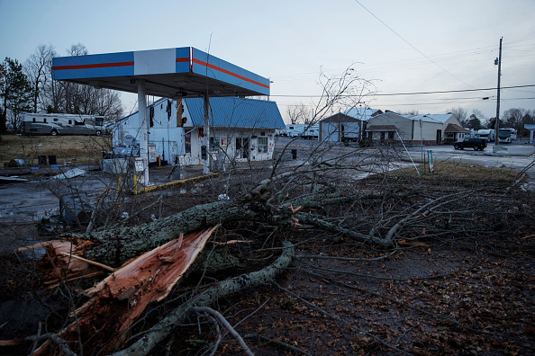 -Vue générale des entreprises endommagées par la tornade le 11 décembre 2021 à Mayfield, Kentucky. Photo de Brett Carlsen/Getty Images.
