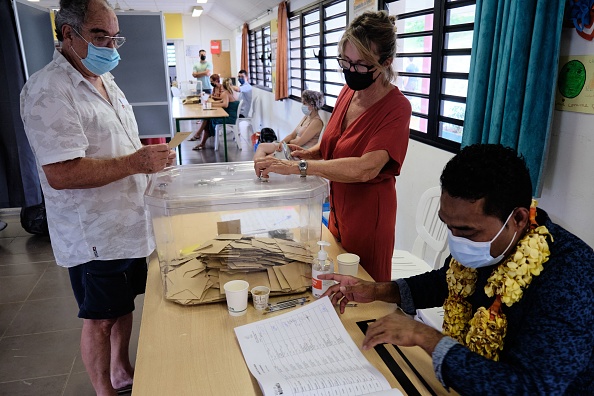 Bureau de vote à Noumea, en Nouvelle-Calédonie le 12 décembre 2021. (Photo THEO ROUBY/AFP via Getty Images)