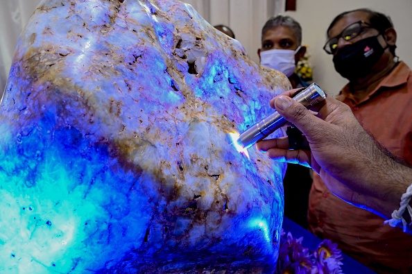 Le saphir bleu, lourd de 310 kg, a été présentée au public ce dimanche. (ISHARA S. KODIKARA/AFP via Getty Images)