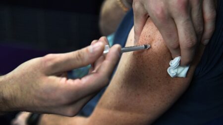 « On se rend bien compte que le vaccin ne marche pas du tout », déclare le professeur Claverie sur BFMTV, jetant un malaise