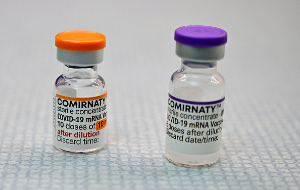 Un flacon du vaccin Comirnaty de Biontech-Pfizer en dosage pédiatrique (à gauche) est exposé à côté d'un flacon en dosage adulte. (Photo : TOBIAS SCHWARZ/AFP via Getty Images)