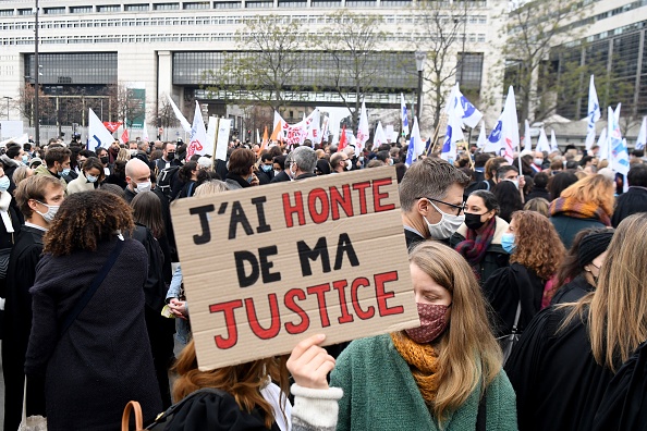 Syndicats de magistrats, d'avocats et de travailleurs de la Justice devant le ministère de l'Économie et des Finances à Paris, le 15 décembre 2021. (Photo : ALAIN JOCARD/AFP via Getty Images)