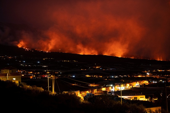 Le volcan Cumbre Vieja, photographié depuis Los Llanos de Aridane, crache de la lave sur l'île canarienne de La Palma le 11 décembre 2021. Photo de Pierre-Philippe MARCOU/AFP via Getty Images.