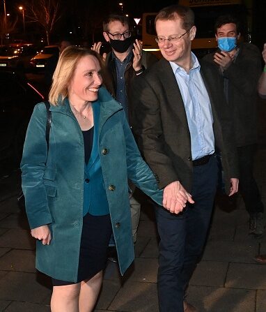 La candidate libérale-démocrate Helen Morgan arrive pour entendre la proclamation des résultats de l'élection partielle dans le North dans l'ouest de l'Angleterre, tôt le 17 décembre 2021. Photo de Paul ELLIS / AFP via Getty Images.