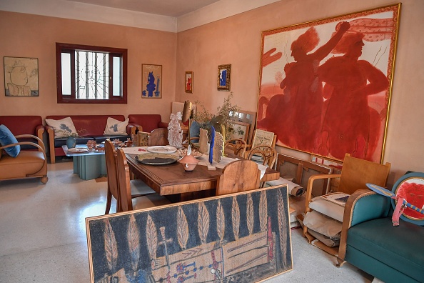 -Des œuvres d'art et des meubles, créés par l'artiste contemporain grec Alekos Fassianos, sont exposés dans sa maison à Athènes, le 29 septembre 2021, avant l'ouverture d'un musée à son nom. Photo Louisa GOULIAMAKI/AFP via Getty Images.