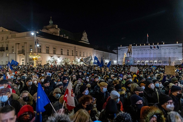 Des personnes participent à une manifestation contre une nouvelle règle votée par le Parlement polonais et dirigée contre la liberté des médias et en particulier contre la chaîne de télévision TVN (opposition au gouvernement), à Varsovie, en Pologne, le 19 décembre 2021. (Photo : WOJTEK RADWANSKI/AFP via Getty Images)