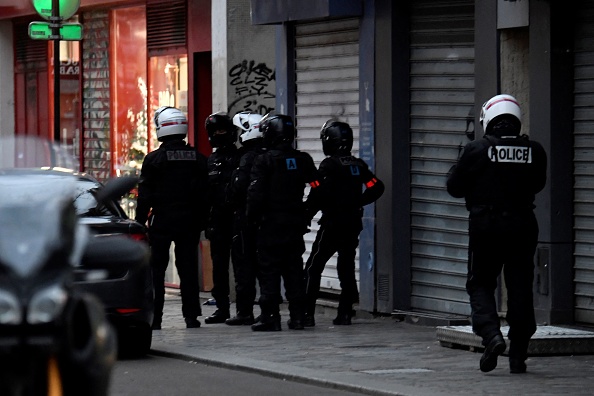 Des policiers et des membres  de la BRI  devant la quincaillerie, où un homme armé d'un couteau, a pris en otage deux femmes dans le 12e arrondissement de Paris, le 20 décembre 2021. (Photo : ALAIN JOCARD/AFP via Getty Images)