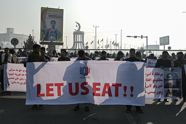 Manifestation à Kaboul le 21 décembre 2021, alors que le pays est aux prises avec une profonde crise économique. Photo de Mohd RASFAN / AFP via Getty Images.