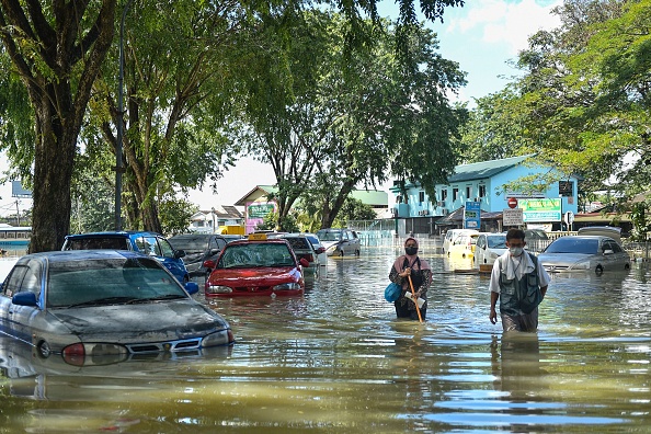 -Des voitures partiellement submergées par les eaux de crue à Shah Alam, Selangor, en Malaisie le 21 décembre 2021. Photo par Arif KARTONO / AFP via Getty Images.