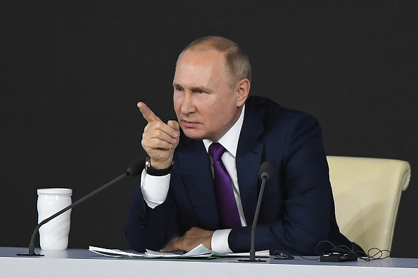 -Le président russe Vladimir Poutine tient sa conférence de presse annuelle dans la salle d'exposition Manezh, dans le centre de Moscou, le 23 décembre 2021. Photo de NATALIA KOLESNIKOVA/AFP via Getty Images.