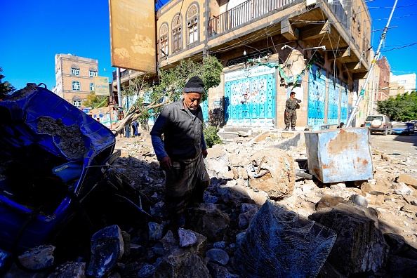 Des Yéménites inspectent les dégâts après une frappe aérienne de nuit signalée par la coalition dirigée par l'Arabie saoudite ciblant Sanaa, la capitale des rebelles houthi, le 24 décembre 2021. Photo de MOHAMMED HUWAIS / AFP via Getty Images.
