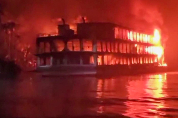 -Cette capture d'écran d'une vidéo AFPTV montre un ferry en feu, tuant au moins 37 personnes à 250 kilomètres (160 miles) au sud de Dhaka, tôt le 24 décembre 2021. Photo par AFPTV / AFP via Getty Images.