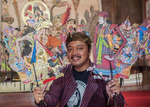 Le marionnettiste Indra Suroinggeno joue avec des marionnettes sur le thème de Noël à Bantul, Yogyakarta. Une petite communauté en Indonésie célèbre Noël en racontant des histoires sur la naissance de Jésus, le 24 décembre 2021. Photo par AGUNG SUPRIYANTO/AFP via Getty Images.