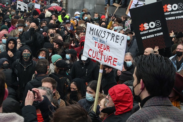  5000 personnes ont manifesté dimanche 26 décembre à Bruxelles pour protester contre la fermeture des milieux culturels imposée par les autorités.(Photo : NICOLAS MAETERLINCK/BELGA/AFP via Getty Images)