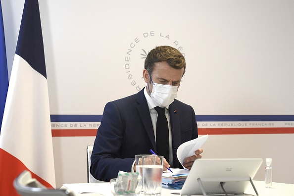 Le président français Emmanuel Macron dirige une réunion spéciale du cabinet, le 27 décembre 2021, pour discuter du nouveau pass du vaccin Covid et de nouvelles mesures pour enrayer la propagation du variant Omicron. (NICOLAS TUCAT/POOL/AFP via Getty Images)