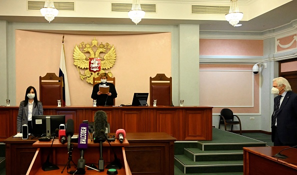 La juge de la Cour suprême de Russie, Alla Nazarova, ordonne la fermeture de Mémorial International, la structure centrale de l'organisation, pour violation de sa désignation en tant qu'"agent étranger" lors d'une audience à Moscou le 28 décembre 2021. Photo de Natalia KOLESNIKOVA / AFP via Getty Images.